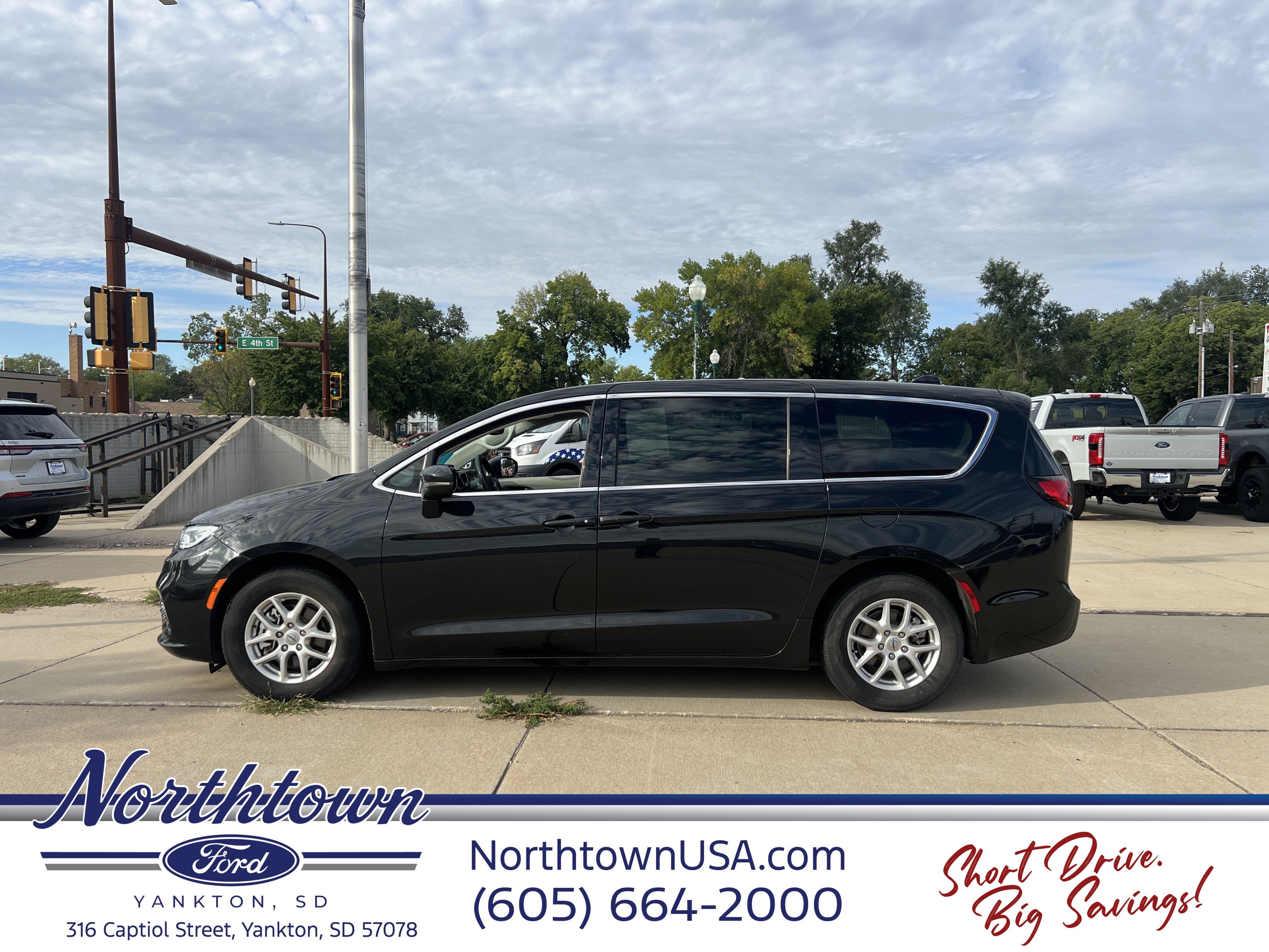 2023 Chrysler Pacifica Touring L - Photo 8